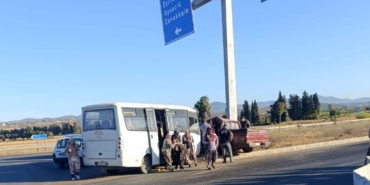 Çanakkale’de işçi minibüs ile hafif ticari araç çarpıştı, kaza ucuz atlatıldı