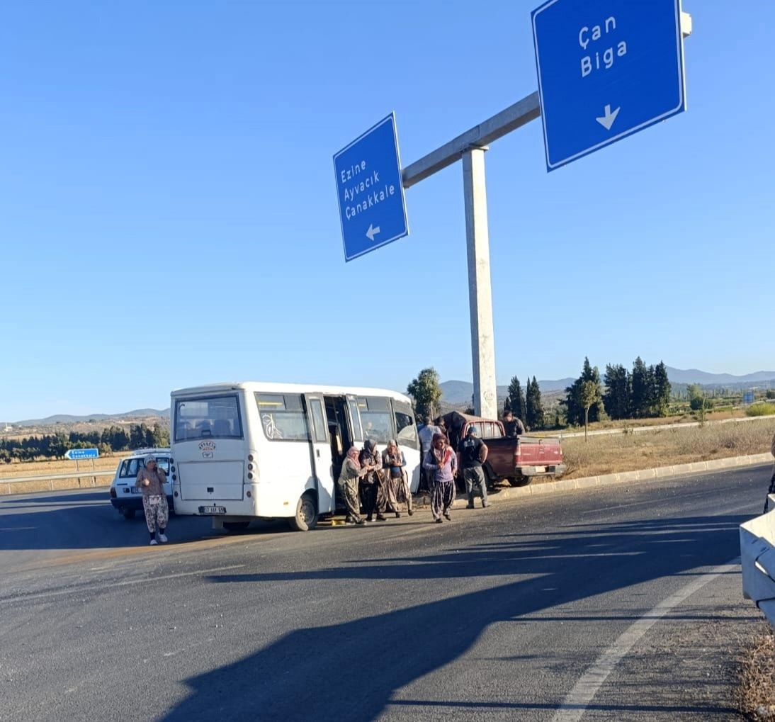 Çanakkale’de işçi minibüs ile hafif ticari araç çarpıştı, kaza ucuz atlatıldı
