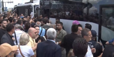 CHP İstanbul İl Başkanlığı önündeki kalabalık, polis otobüsüne saldırdı