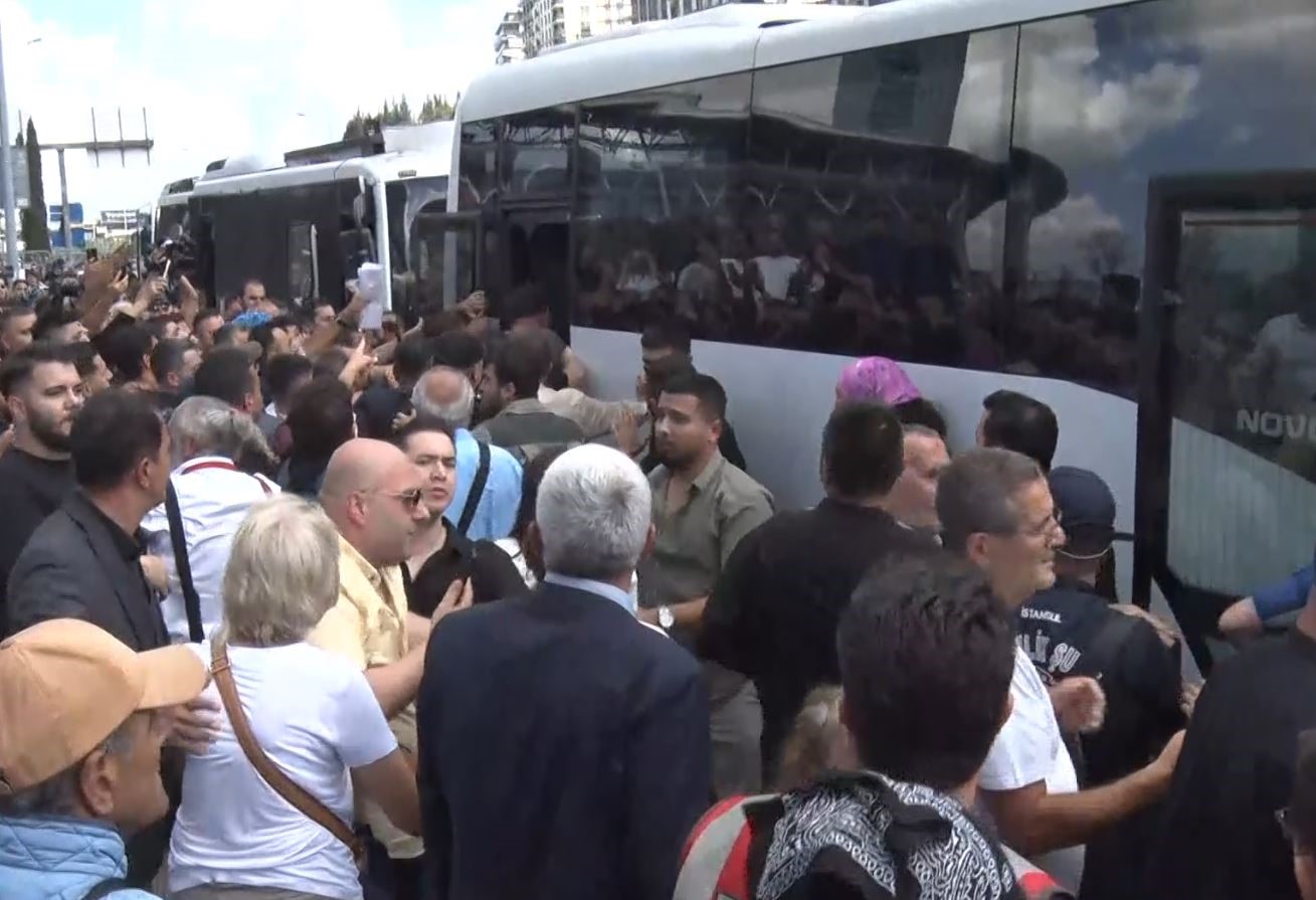 CHP İstanbul İl Başkanlığı önündeki kalabalık, polis otobüsüne saldırdı