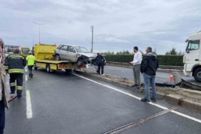 Kamyonla çarpışan otomobil refüje daldı