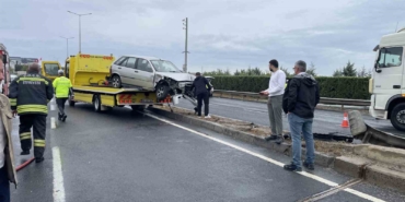 Kamyonla çarpışan otomobil refüje daldı