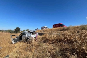 Balıkesir’de otomobil tarlaya uçtu; 2 yaralı