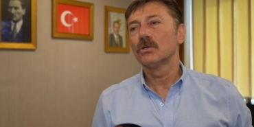 Bahçelievler Belediye Başkanı Hakan Bahadır, işgaliye indirimini reddeden CHP’yi pankartla vatandaşa şikayet etti