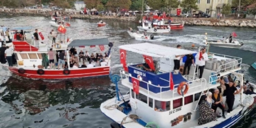 Balıkçılar av sezonunun açılmasını teknelerde meşale yakarak kutladı