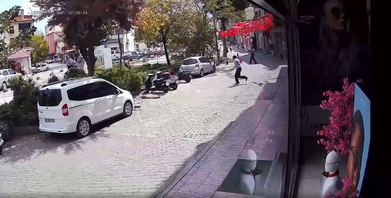 Balıkesir’de yaşanan deprem anı saniye saniye güvenlik kamerasına yansıdı