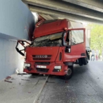 Küçükçekmece’de tır altgeçide sıkıştı