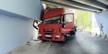 Küçükçekmece’de tır altgeçide sıkıştı