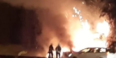 Alev alev yanan otomobil kullanılamaz hale geldi