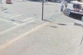 Bursa’da el freni çekilmeyen otomobil metrelerce geri gelip kuyumcuya daldı: 500 bin lira zarar