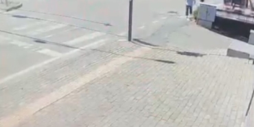 Bursa’da el freni çekilmeyen otomobil metrelerce geri gelip kuyumcuya daldı: 500 bin lira zarar