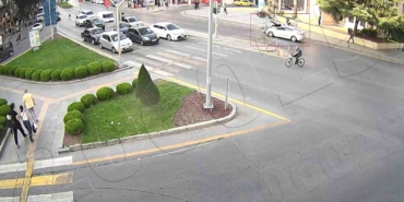 Bisikletliye yaya geçidinde otomobil çarptı: O anlar KGYS’ye yansıdı