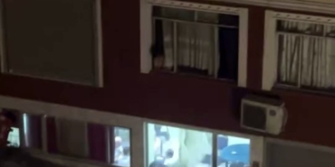 Fatih’te kahvehanede çıkan tartışma dışarıya taştı: Taşla camı çerçeveyi indirdi