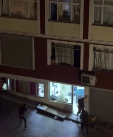 Fatih’te kahvehanede çıkan tartışma dışarıya taştı: Taşla camı çerçeveyi indirdi