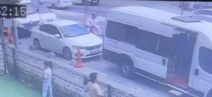 Arnavutköy’de yol verme tartışması kazayla sonlandı: Otomobil motosikletliye çarptı