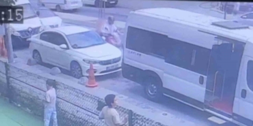 Arnavutköy’de yol verme tartışması kazayla sonlandı: Otomobil motosikletliye çarptı