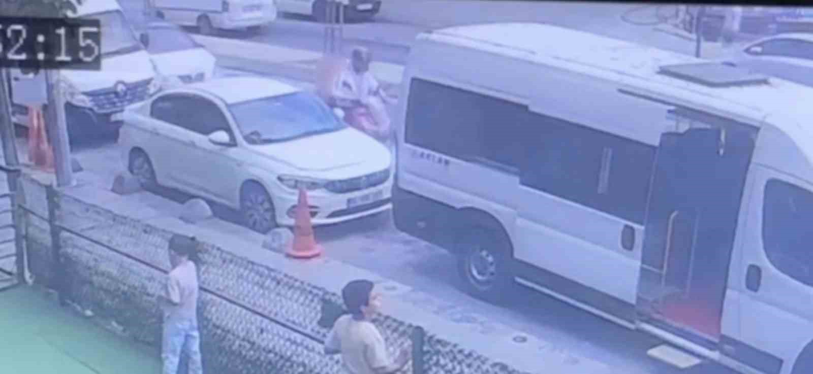 Arnavutköy’de yol verme tartışması kazayla sonlandı: Otomobil motosikletliye çarptı