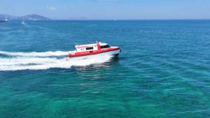 Denizin ortasından kıyıya umut taşıyorlar