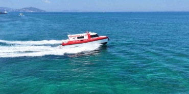 Denizin ortasından kıyıya umut taşıyorlar