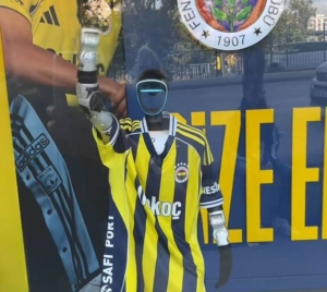 Kadıköy’de Fenerbahçe forması giyen robot ilgi odağı oldu