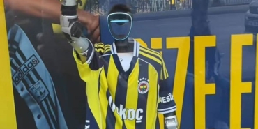 Kadıköy’de Fenerbahçe forması giyen robot ilgi odağı oldu