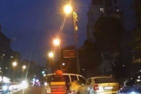 Kadıköy’de hafif ticari araç motosiklete çarptı: Kaza anı kamerada