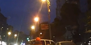 Kadıköy’de hafif ticari araç motosiklete çarptı: Kaza anı kamerada