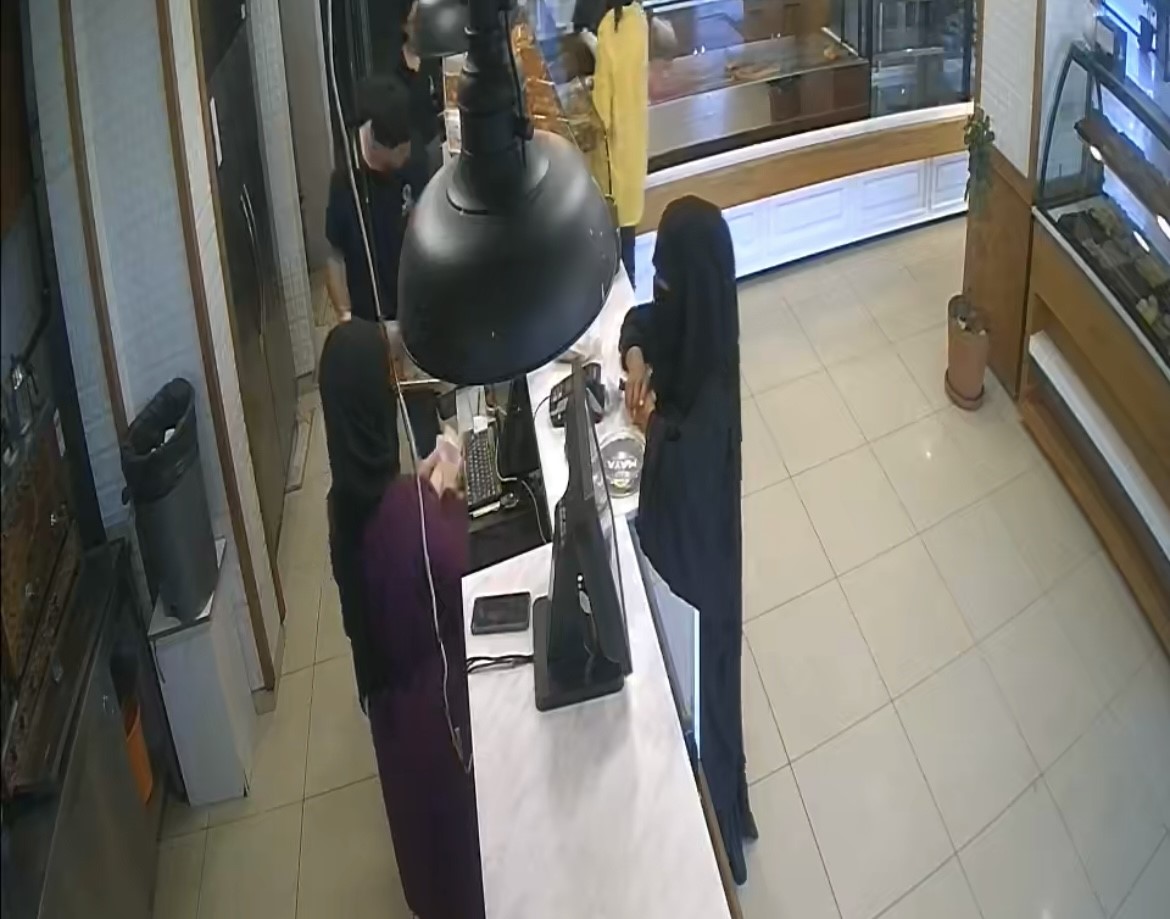 Bursa’da pastanede ‘yırtık para’ yöntemiyle tırnakçılık kamerada