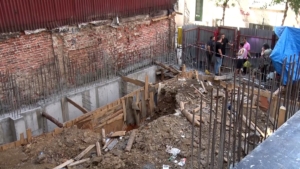 Beyoğlu’nda inşaat alanında göçük: Bir işçi beline kadar toprak altında kaldı