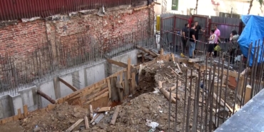 Beyoğlu’nda inşaat alanında göçük: Bir işçi beline kadar toprak altında kaldı