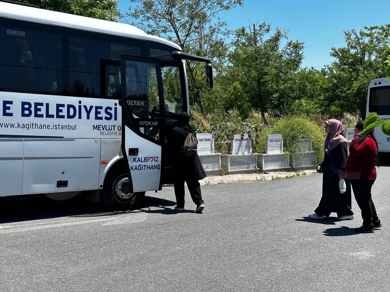 Kağıthane Belediyesi’nden mezarlık ziyaretlerine ücretsiz ulaşım hizmeti