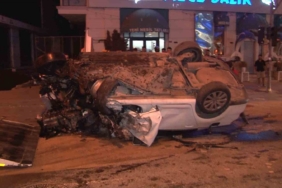 Ümraniye’de İETT otobüsüne otomobil çarptı: 1’i ağır 2 yaralı