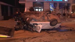 Ümraniye’de İETT otobüsüne otomobil çarptı: 1’i ağır 2 yaralı