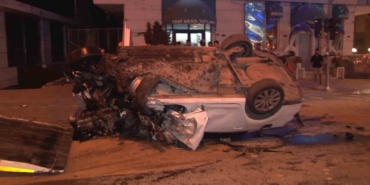 Ümraniye’de İETT otobüsüne otomobil çarptı: 1’i ağır 2 yaralı