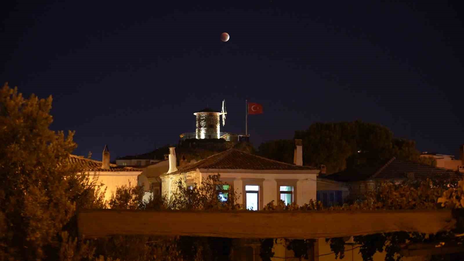 "Kanlı Ay" Ayvalık’tan görüntülendi