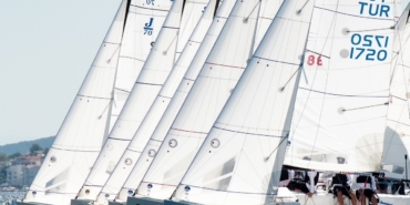 Yelken festivalinde, yüzlerce yelkenci, onlarca tekne zorlu parkurlarda rüzgarla yarıştı
