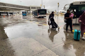 Sağanak yağış Sabiha Gökçen’deki yolculara zor anlar yaşattı