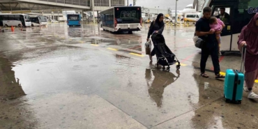 Sağanak yağış Sabiha Gökçen’deki yolculara zor anlar yaşattı