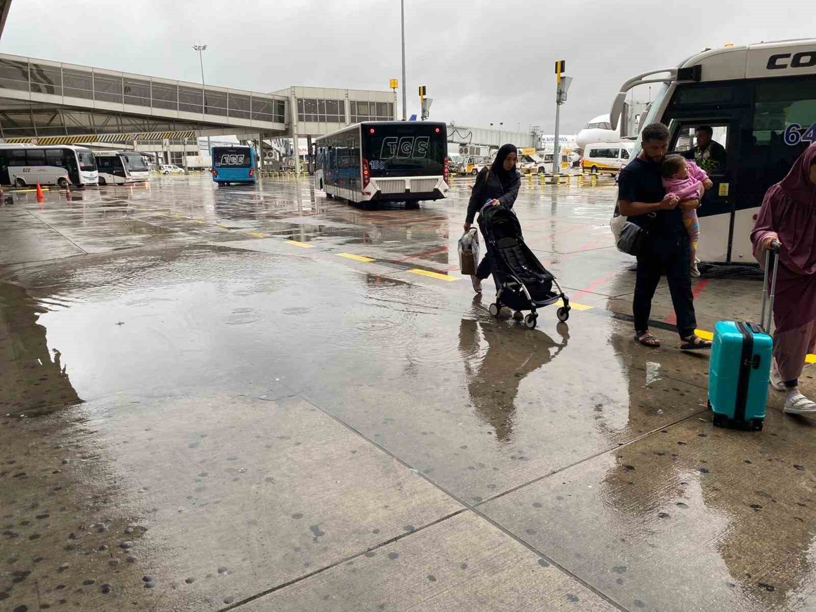 Sağanak yağış Sabiha Gökçen’deki yolculara zor anlar yaşattı