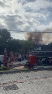 Bakırköy’de 3 katlı binanın çatısında çay demlerken kazan patladı, çatı alevlere teslim oldu