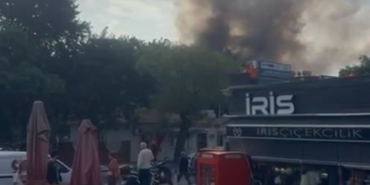 Bakırköy’de 3 katlı binanın çatısında çay demlerken kazan patladı, çatı alevlere teslim oldu