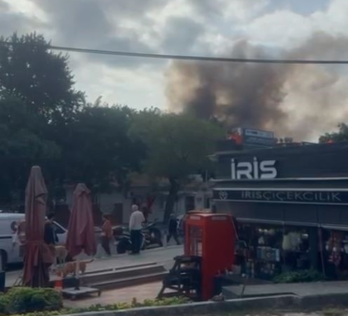 Bakırköy’de 3 katlı binanın çatısında çay demlerken kazan patladı, çatı alevlere teslim oldu