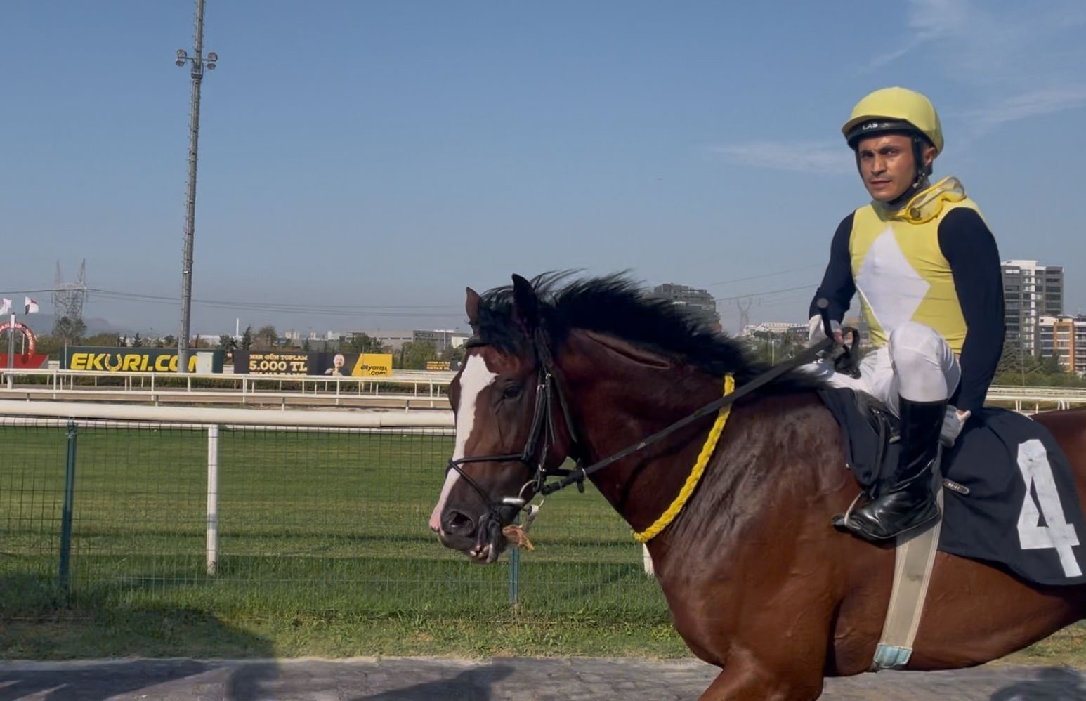 Attan düşen jokeyin yerine yarıştı birinci oldu