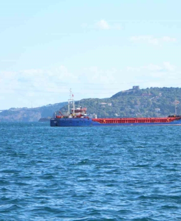 İstanbul Boğazı’nda kaza yapan "ARTVİN" isimli gemi Sarıyer’e getirildi