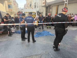 Esenyurt’ta servis minibüsü anne-oğula çarptı: 1 yaşındaki çocuk öldü