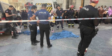 Esenyurt’ta servis minibüsü anne-oğula çarptı: 1 yaşındaki çocuk öldü