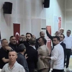 CHP kongresinde kavga: Tekme ve tokatlar havada uçuştu