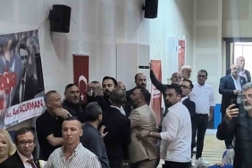 CHP kongresinde kavga: Tekme ve tokatlar havada uçuştu