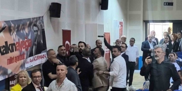 CHP kongresinde kavga: Tekme ve tokatlar havada uçuştu
