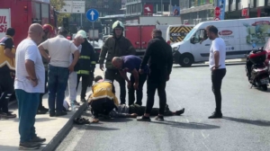 Beyoğlu’nda yağ dökülen yolda motosikletli kayarak düştü